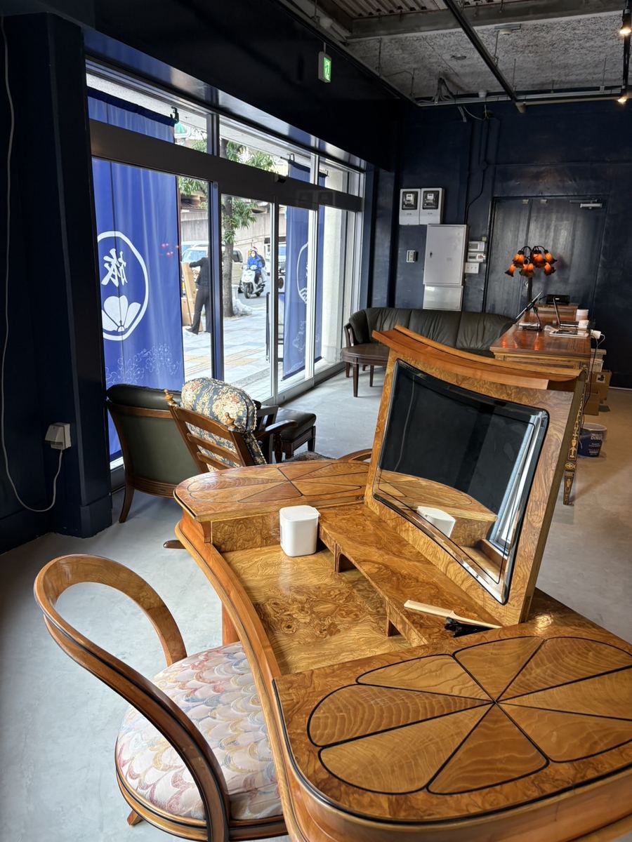 奥の休憩スペース。身支度を整えてから出発できます
